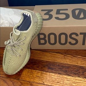 Yeezy Boost 350 V2 Sulfur Release: 05/09/2020